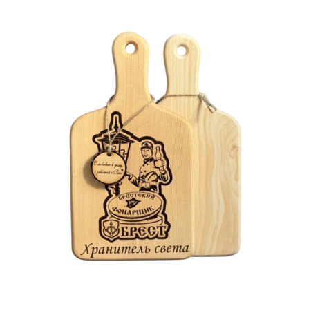 Сувенирная разделочная доска с ручкой "Брестский фонарщик" из кедра с лазерной гравировкой 17/30 см